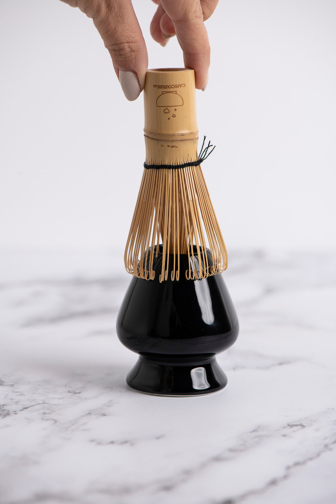 Matcha_drinken_met_whisk