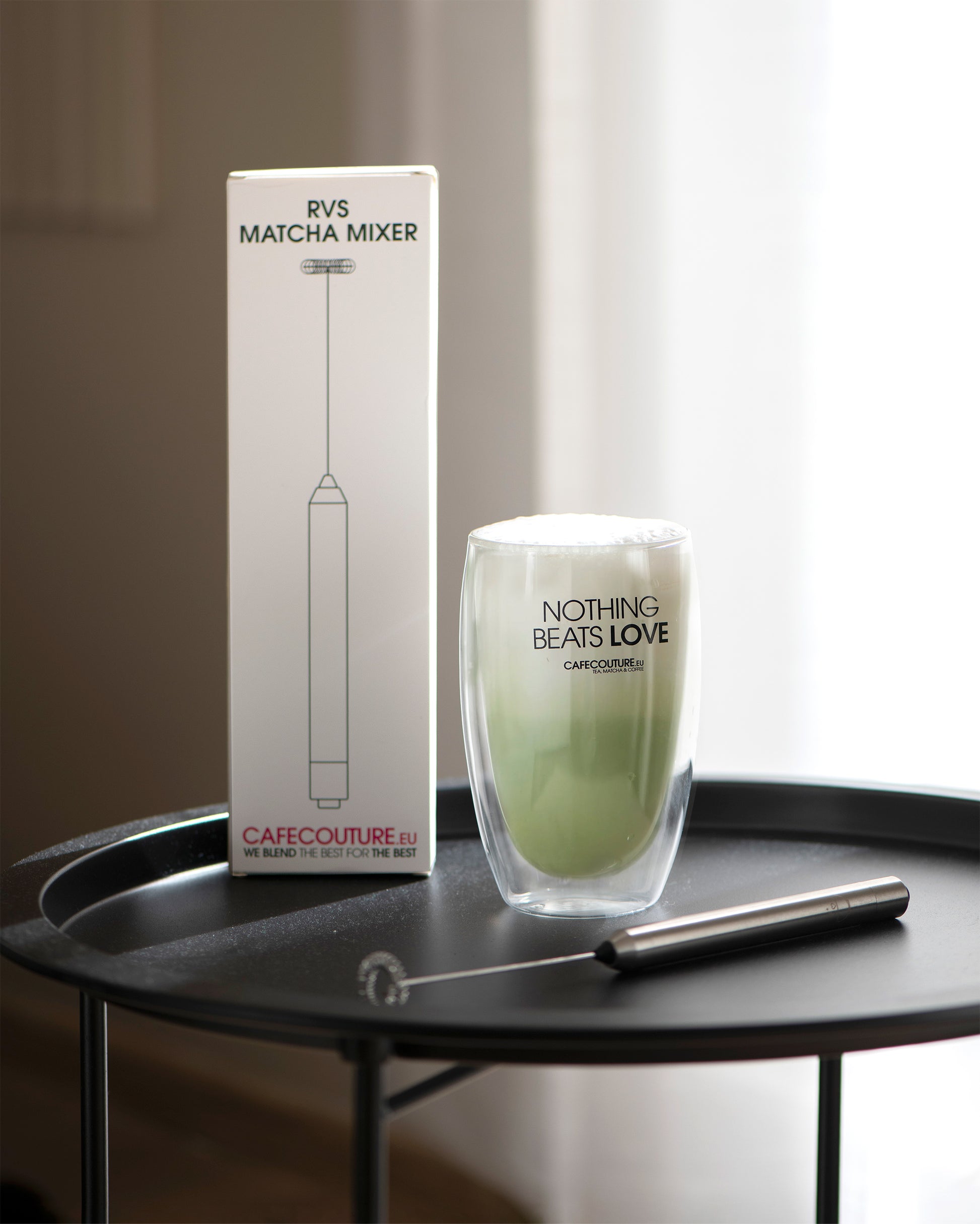 RVS matcha mixer voor matcha latte maken