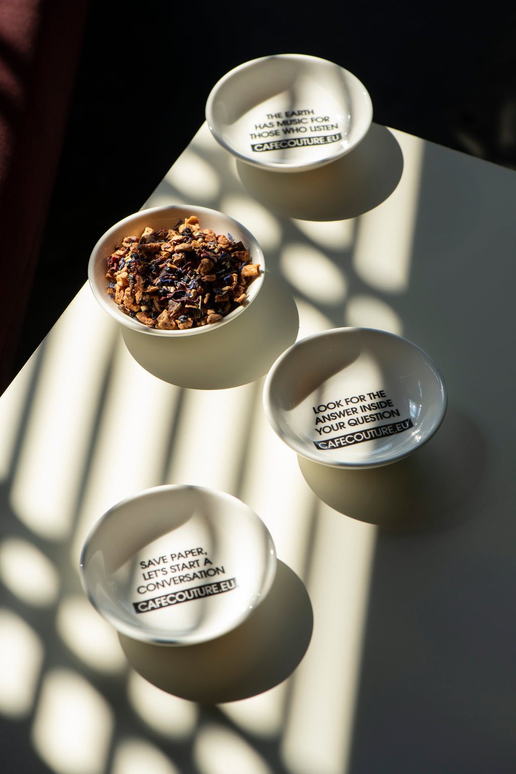 hippe thee piramide bordjes