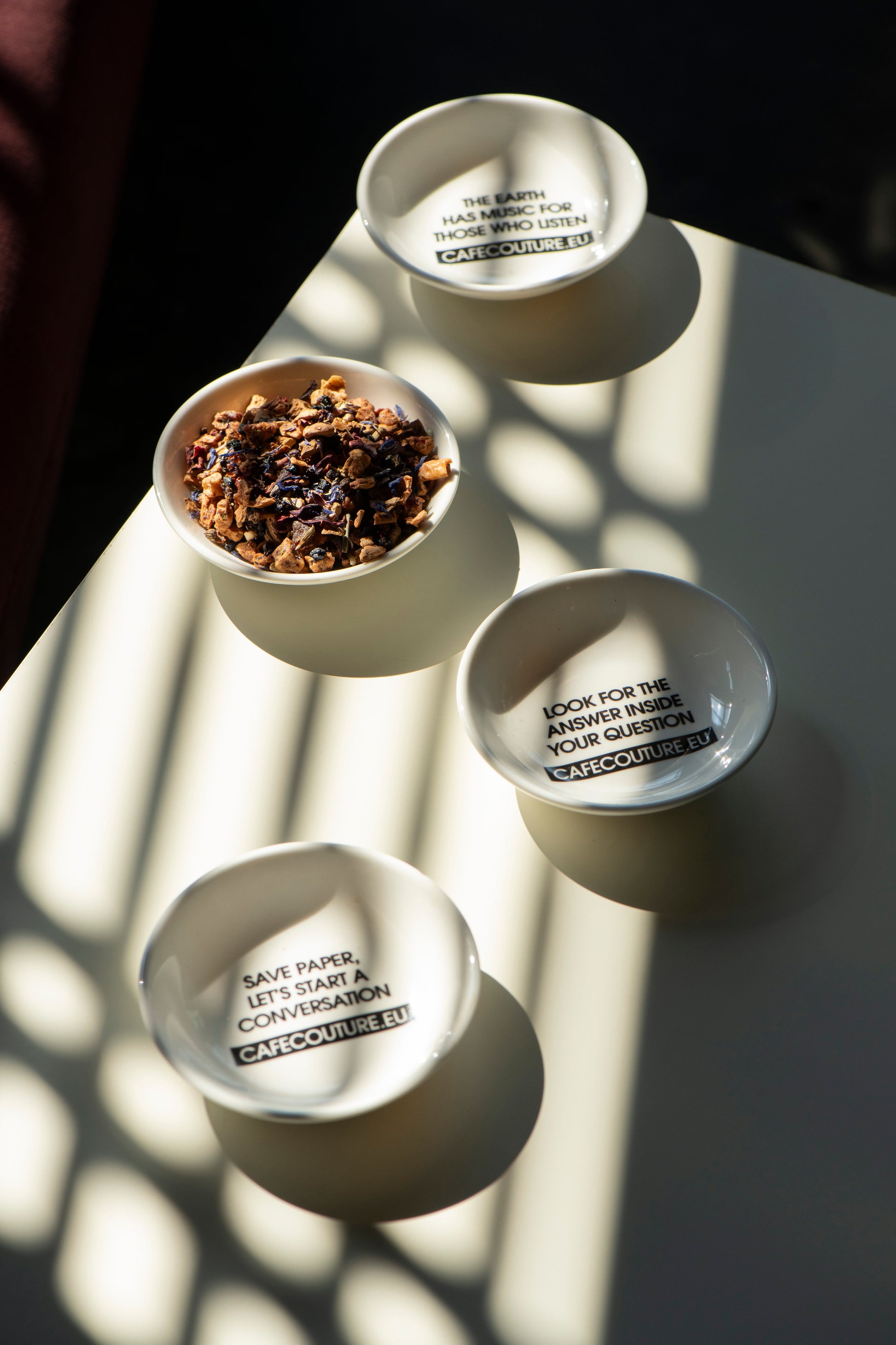 hippe thee piramide bordjes