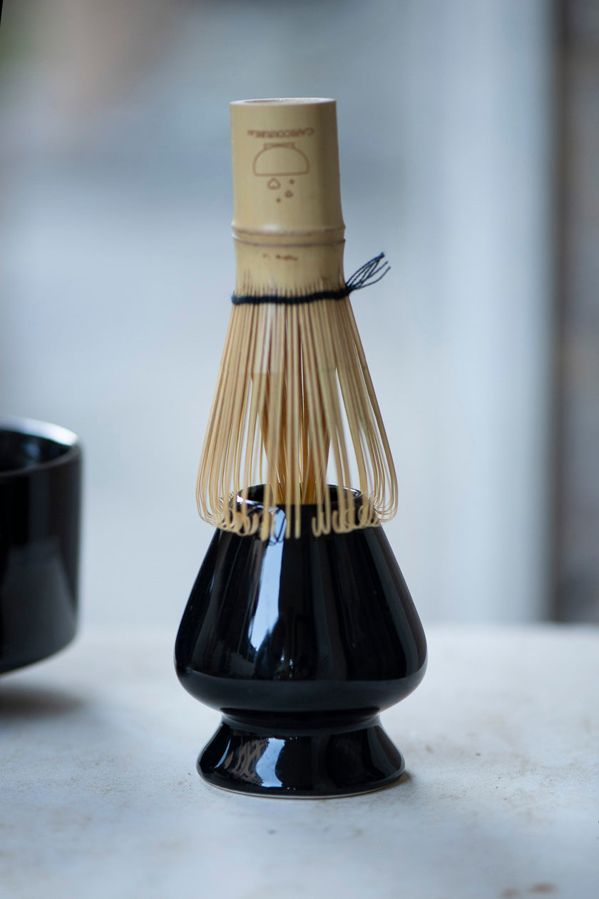 houder_voor_matcha_whisk_zwart