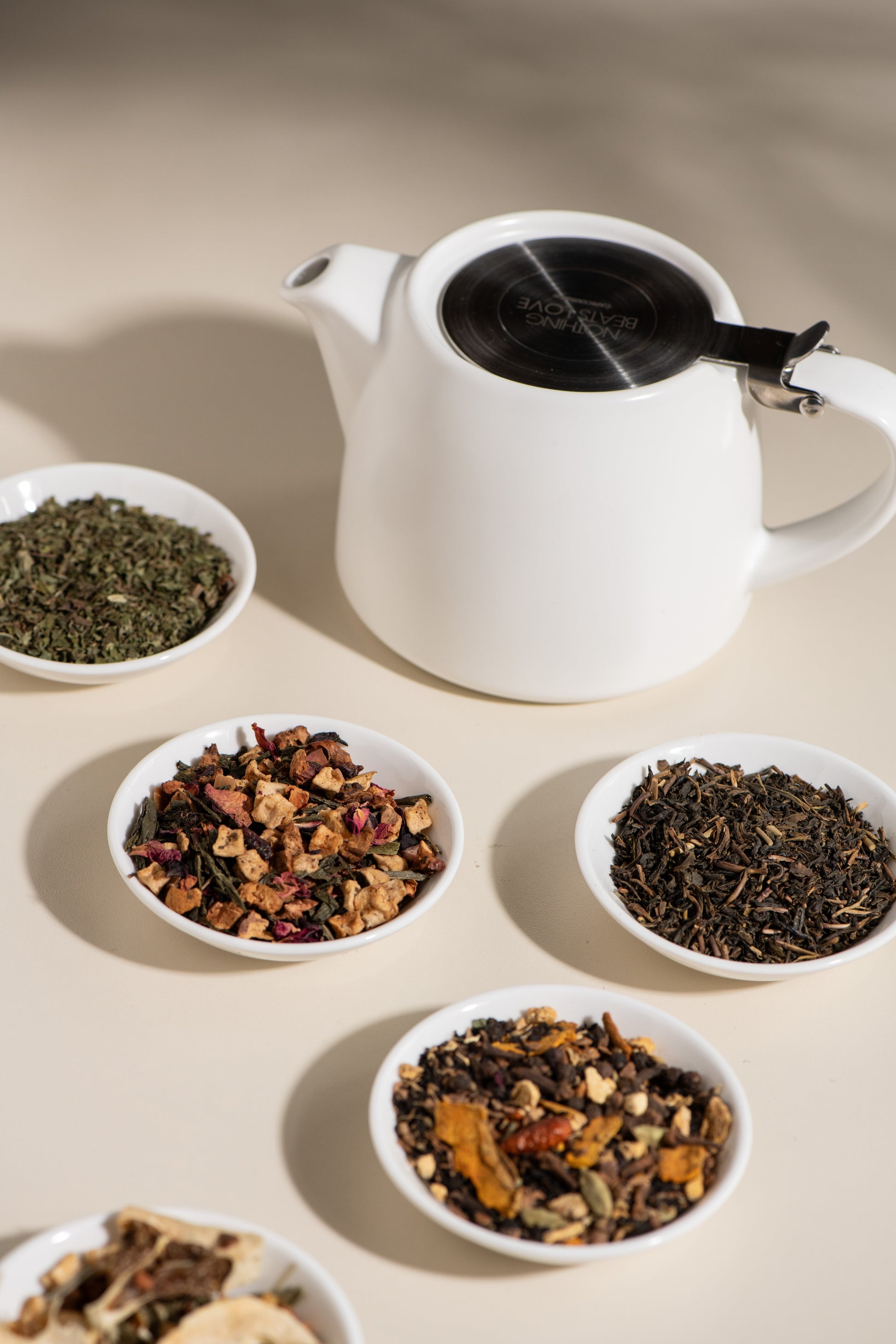 losse thee drinken met keramiek theepot en filter