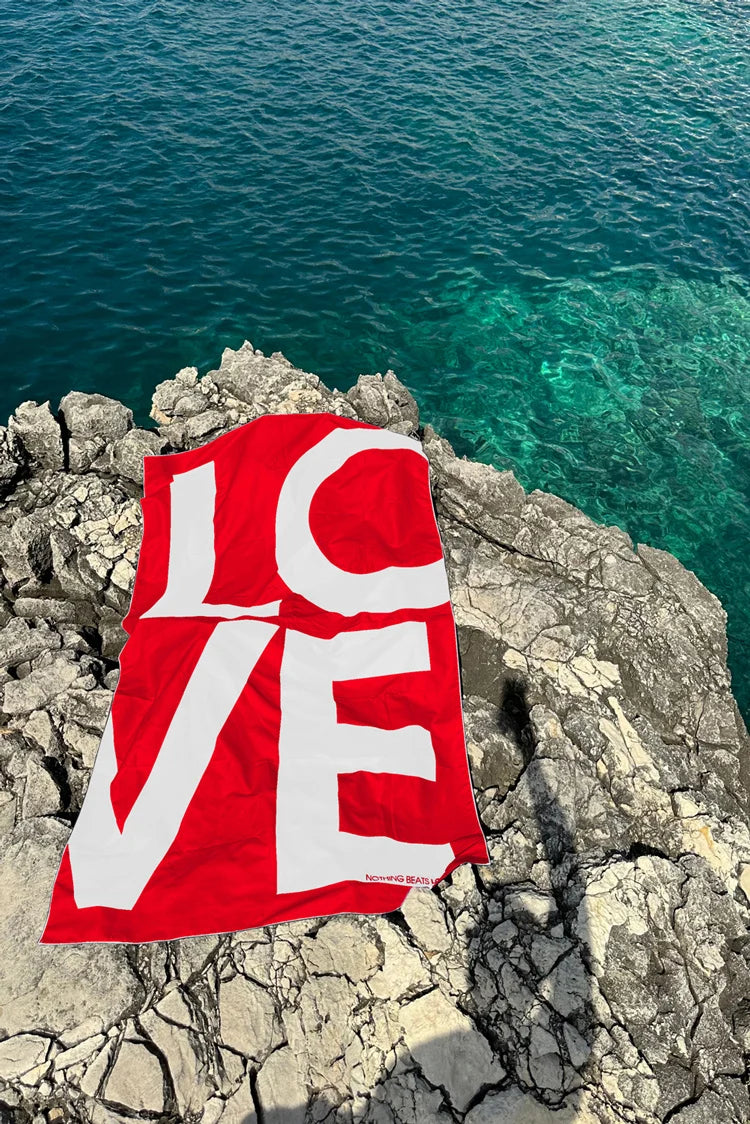 sneldrogende strandhanddoek rood wit microvezel – LOVE print