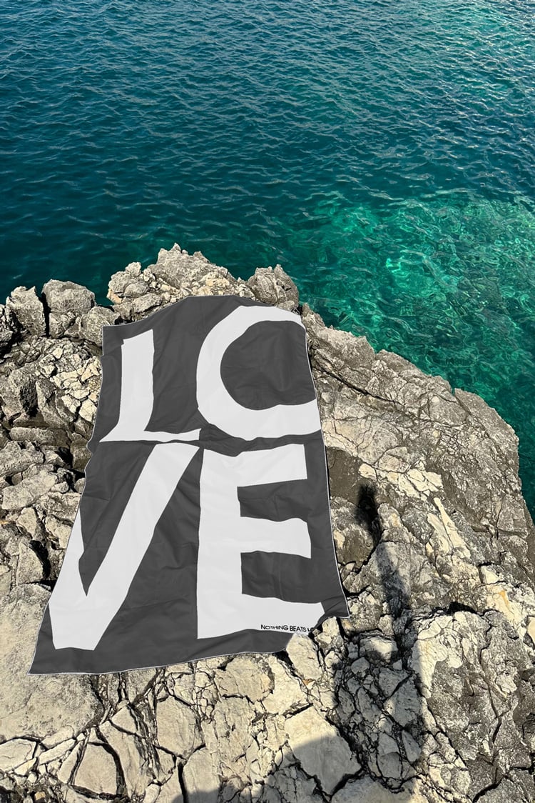 sneldrogende_strandhanddoek_zwart_wit_microvezel_LOVE_print