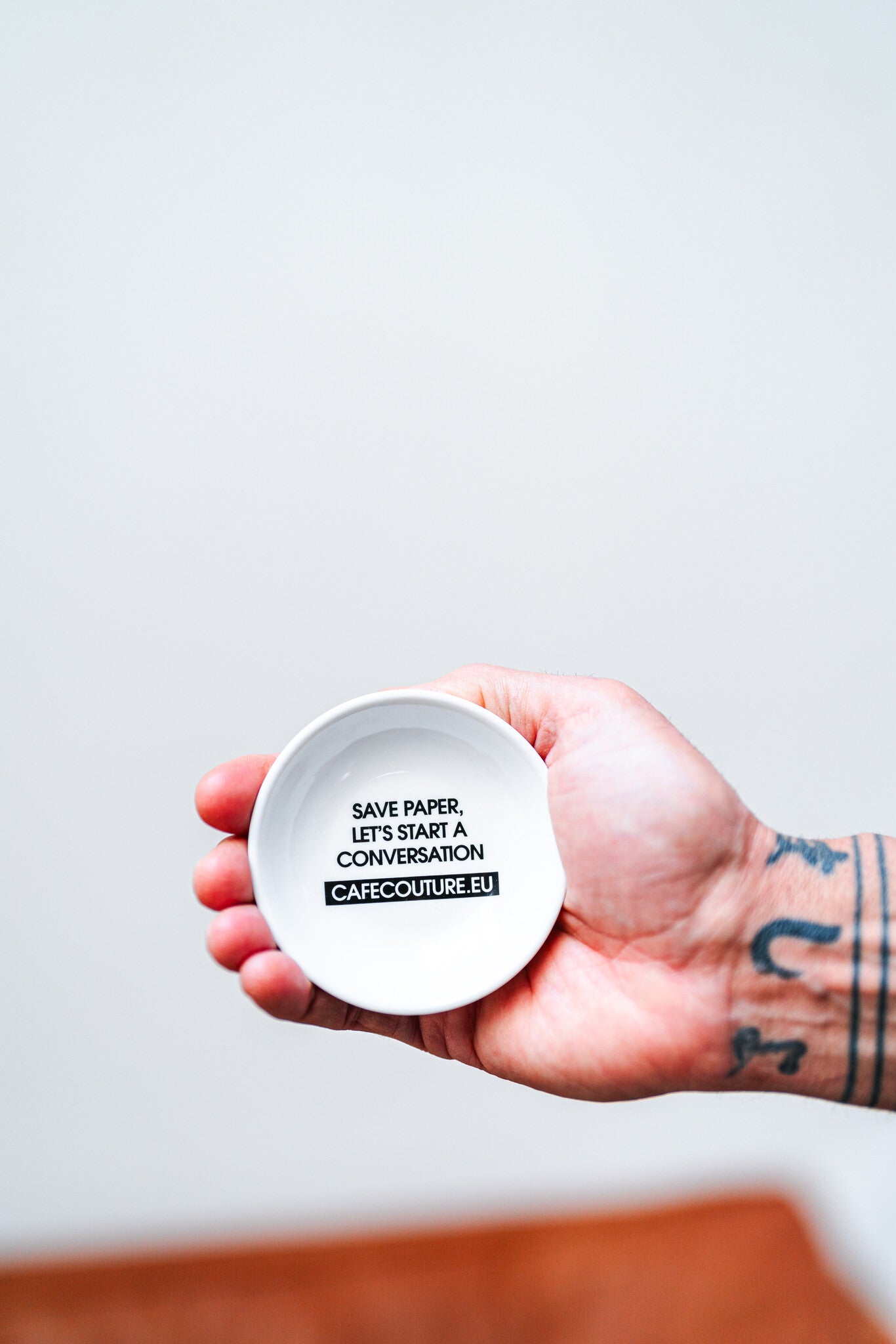 thee piramide bordje "let's talk"