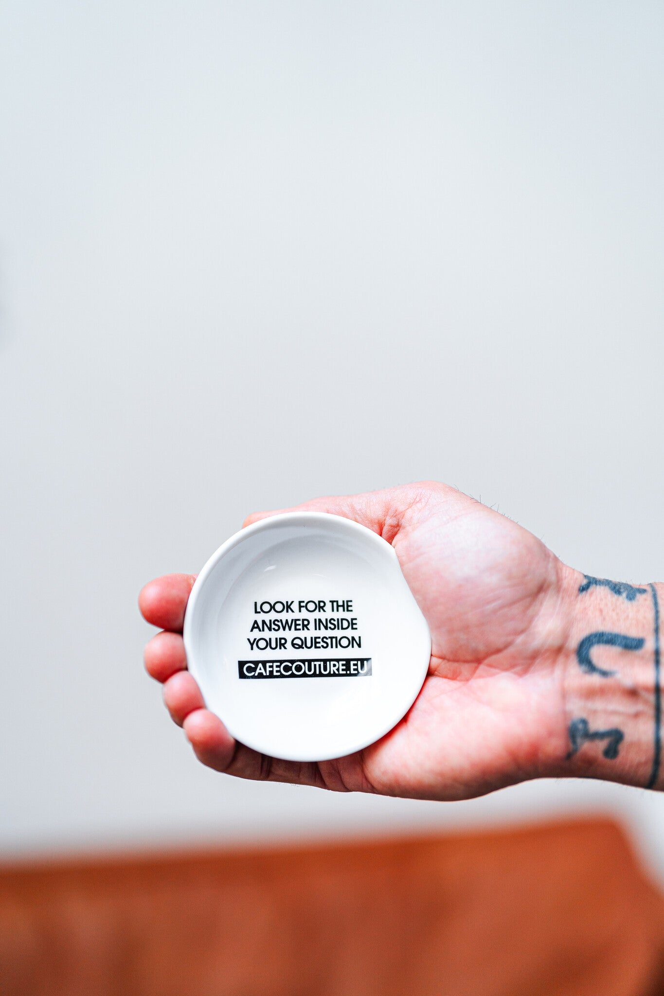 thee piramide bordje "the answer"