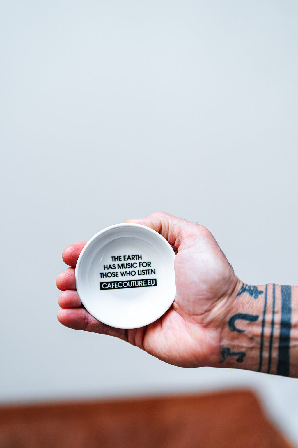 thee piramide bordje "the earth"