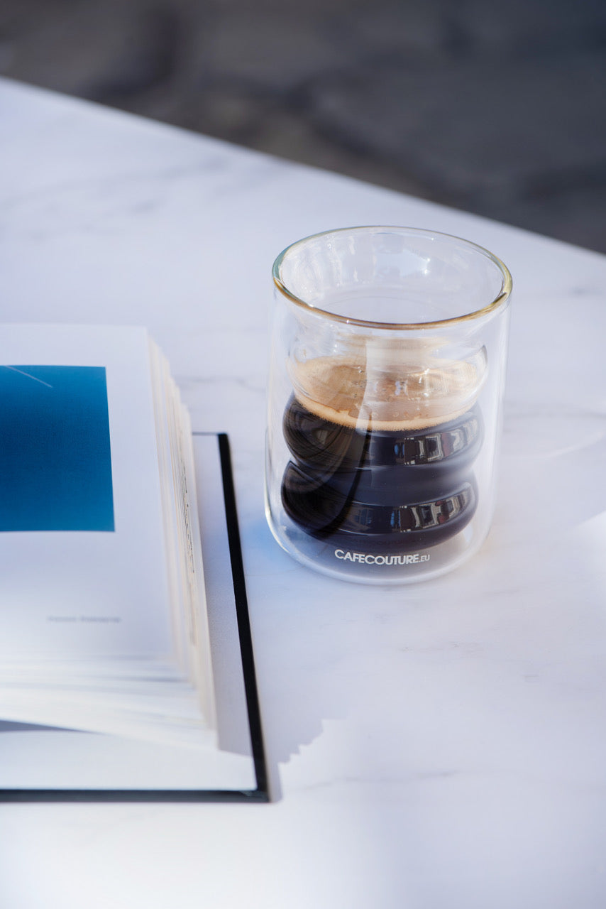 zwarte koffie drinken