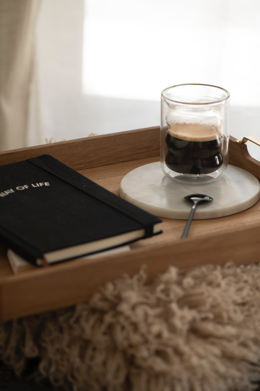 zwarte koffie in dubbelwandig glas