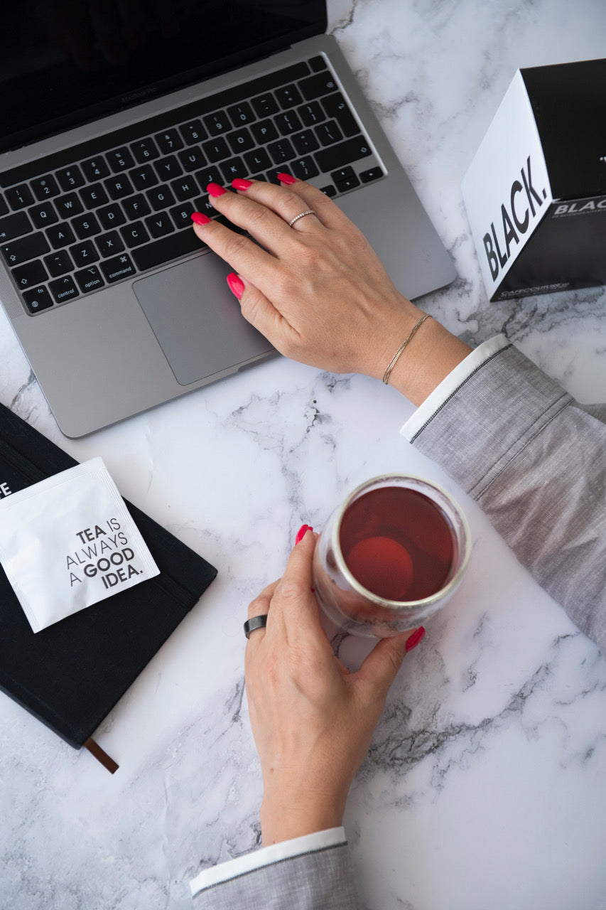 zwarte thee in enveloppe